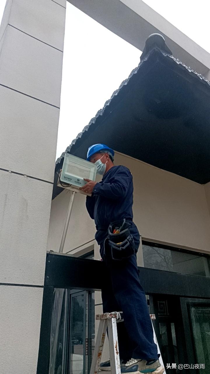 谁不是在风雨里讨生活？
这师傅看得我鼻子一酸！
 
下雨天还得爬梯子干活，这师傅