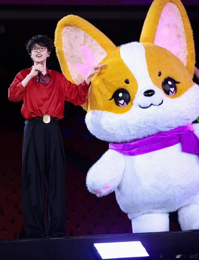许嵩安泊猜想升降台宠粉隔着人海遥遥相望，终于迎来近距离互动 