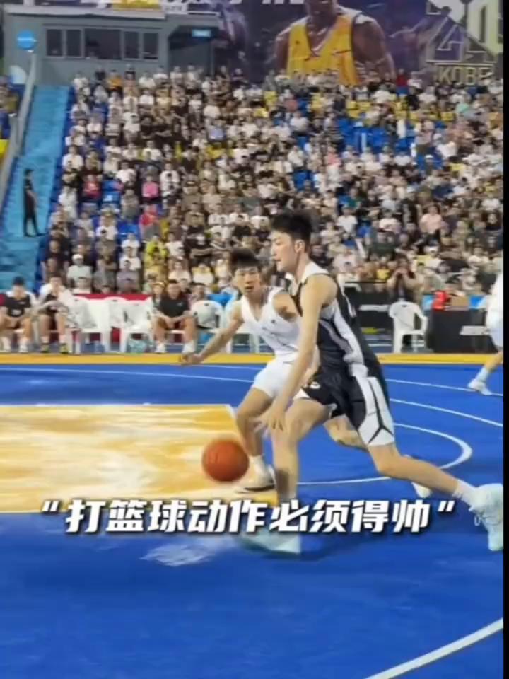 打篮球动作必须得帅。
这球完成了抢断，这转身真帅。马踏飞燕，还想操作，最后造成犯