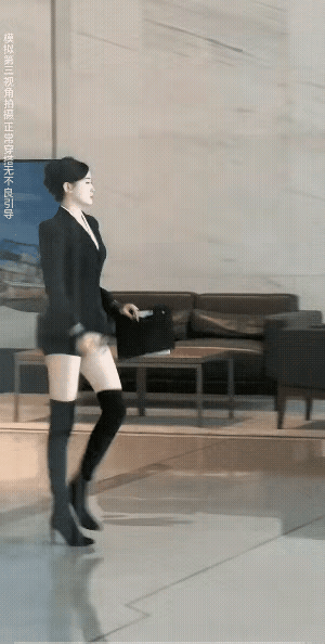 你看这气势，好像老板似的，其实我觉得也就是个小秘。