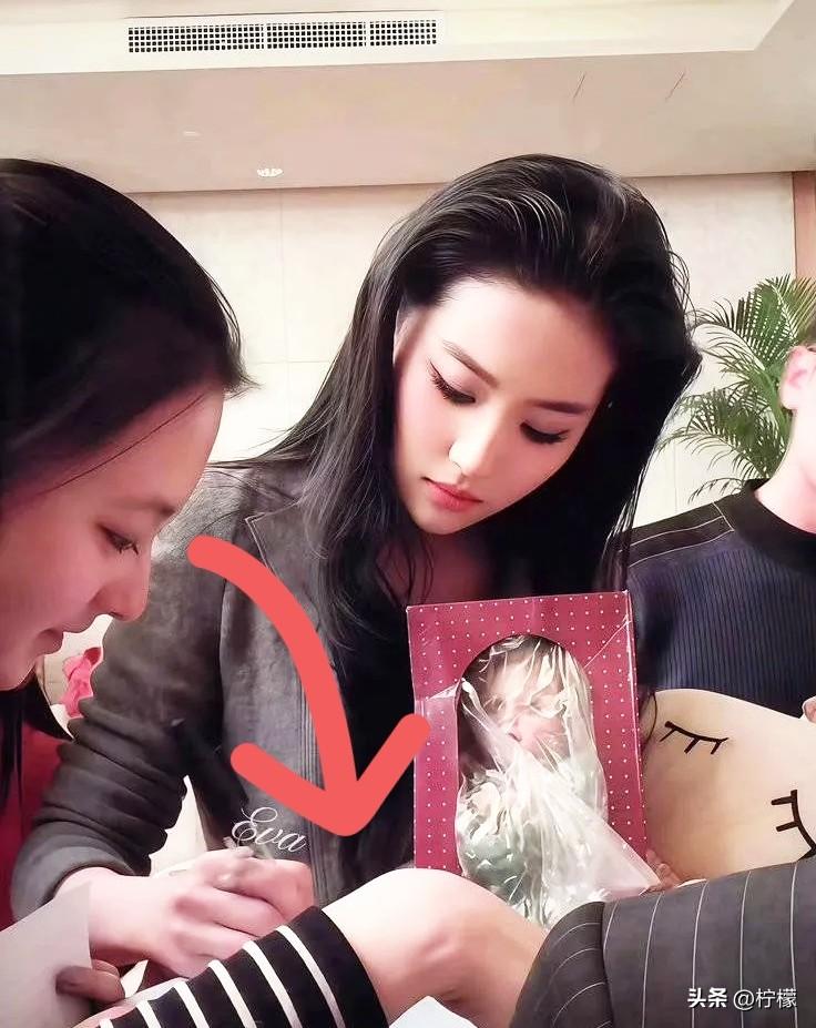 我见过刘亦菲本人，
说句大实话，
照片视频跟真人比，
差了几十倍！那种美是动态的