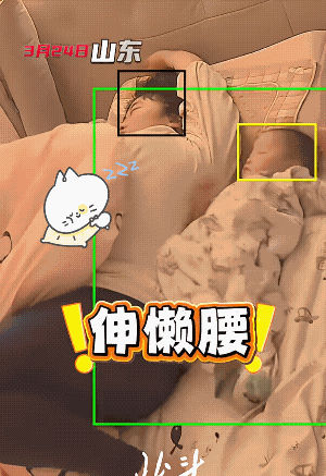 妈妈轻轻翻身，宝宝不仅瞬间跟上，而且动作还是一模一样。
这是一对一复刻，神同步！