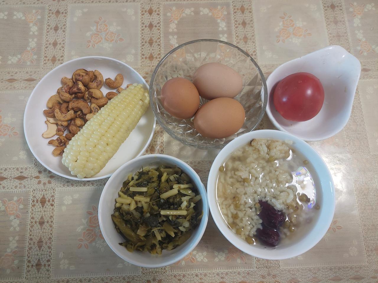 我做了粥，爱人却说不吃，但是贱兮兮地问我一句：“喝不喝蒸玉米水？”

我再一问，