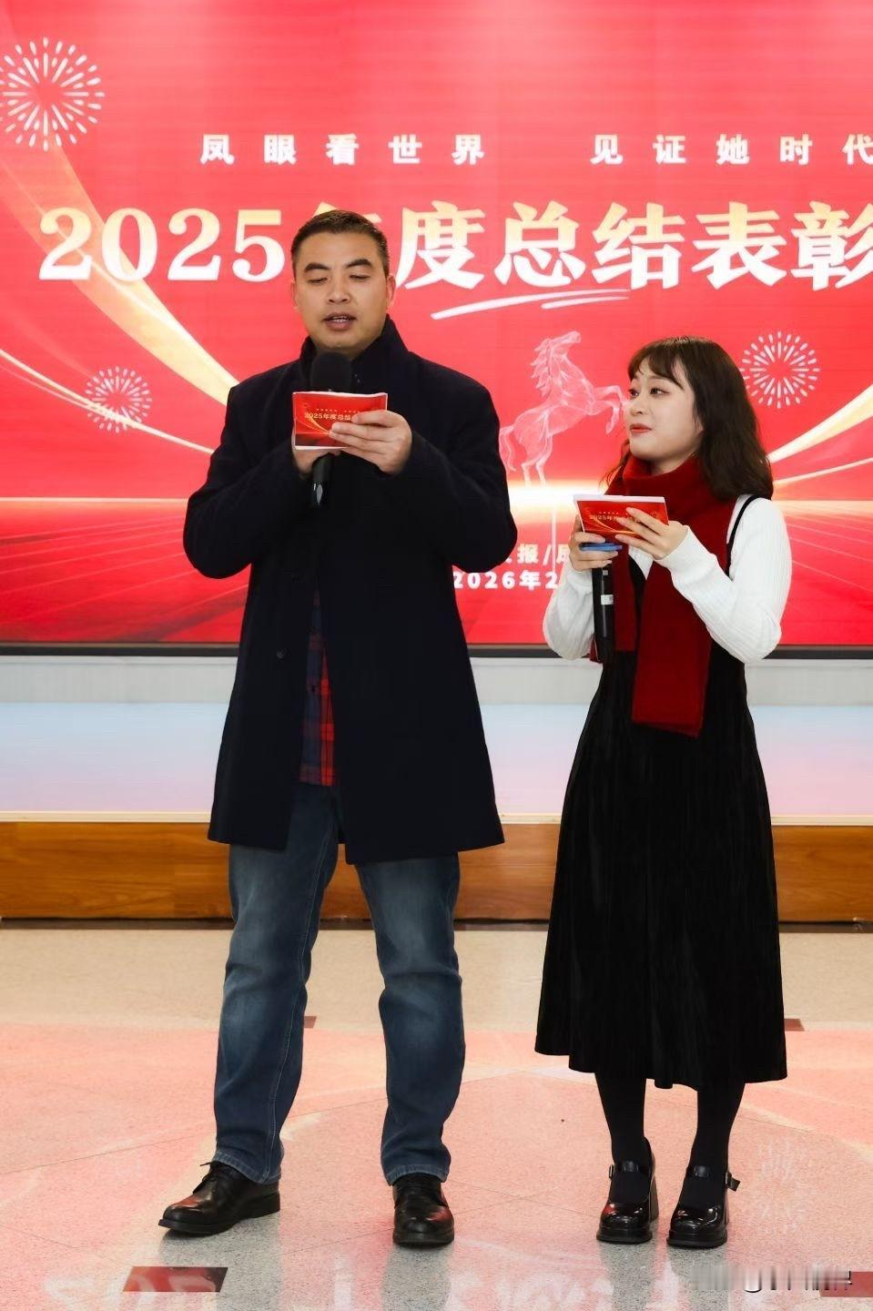 一个拿相机的粗人，却拿起了主持人的话筒，世界变化太快，不知不觉我又熬了一年，可终