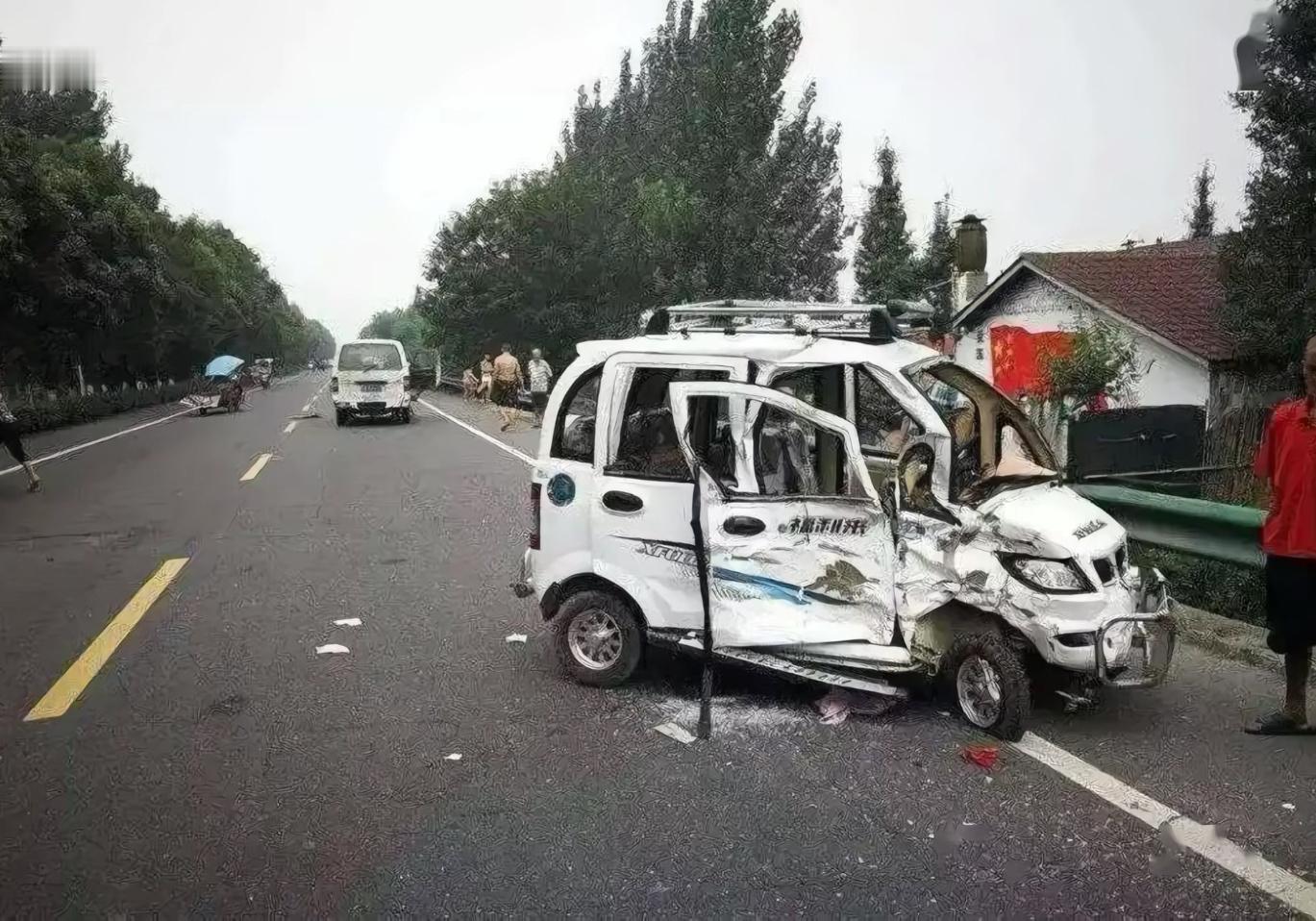 说实话，路上碰见这种无牌的老头乐，真是头疼又担心。开得慢吞吞还占着道，时不时不按