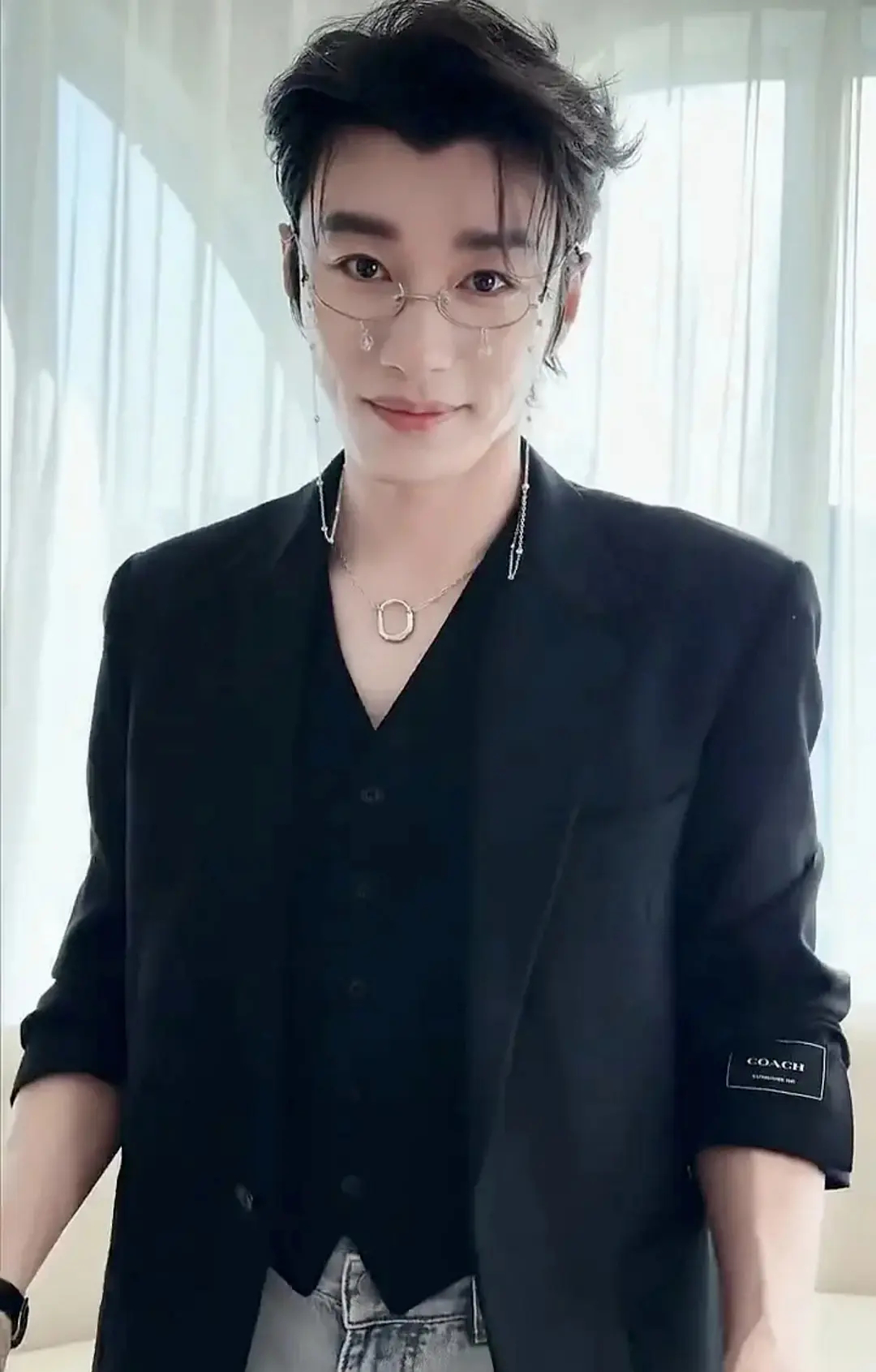 代旭还是适合演接地气的人，霸总真的不适合，太油了，《轧戏》请停止这样的剧宣。 