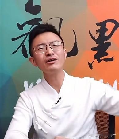 侯汉廷这波操作，真是把“硬骨头”三个字刻进了骨子里！

面对民进党撕破脸的“两连