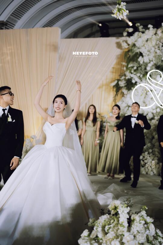 婚礼的手捧花还是要抛起来才好看！