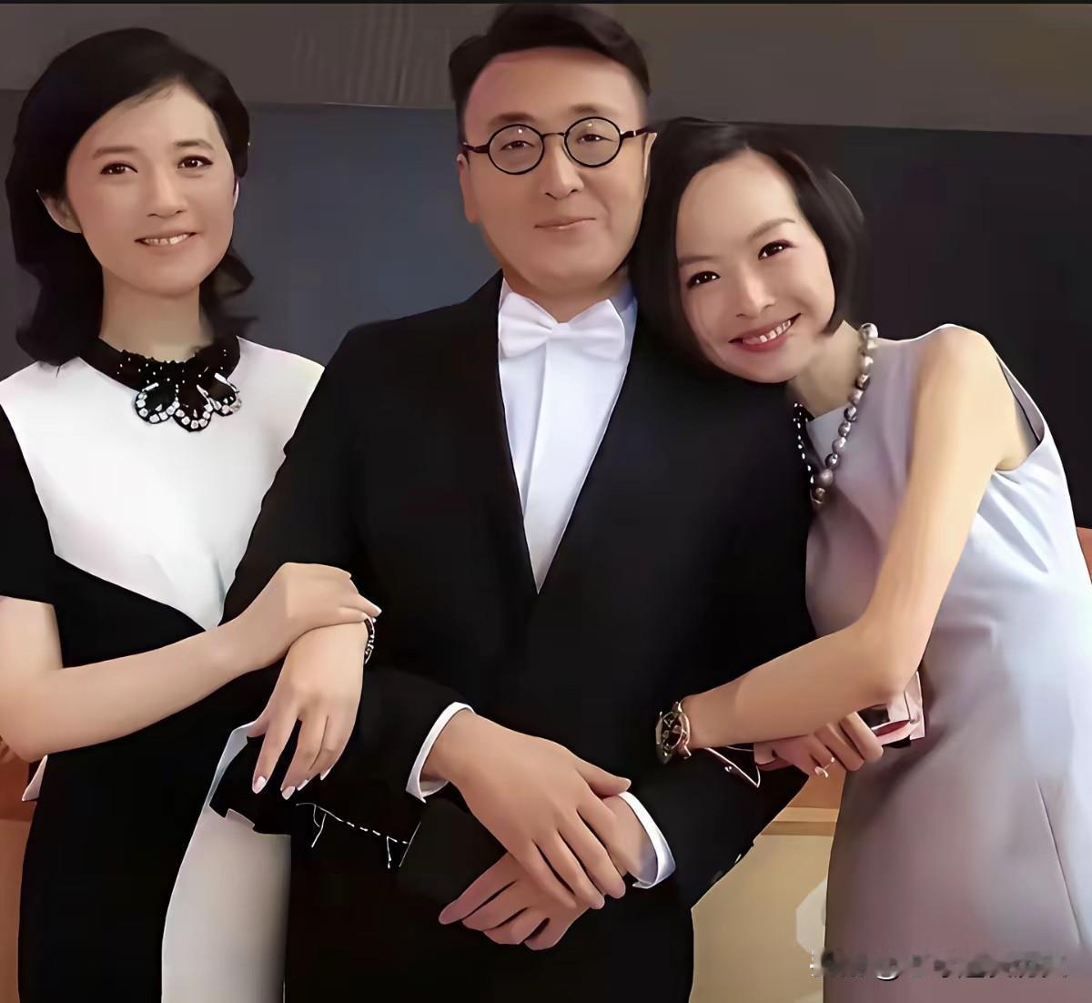 这男的谁啊？
能让许戈辉和陈鲁豫两大美女左拥右抱，能量不是一般的大啊！