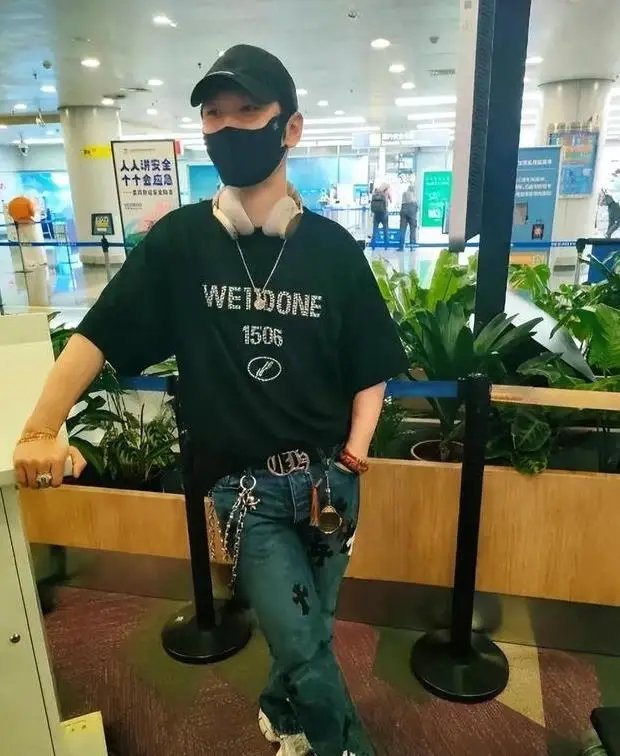 网友机场偶遇黄晓明，浑身上下全是链子手表，像移动广告牌[笑cry][笑cry][