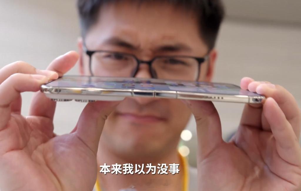 折叠屏什么时候可以拍钉子砸核桃，汽车轧过去也不会坏，像直板手机那样做暴力测试 ​