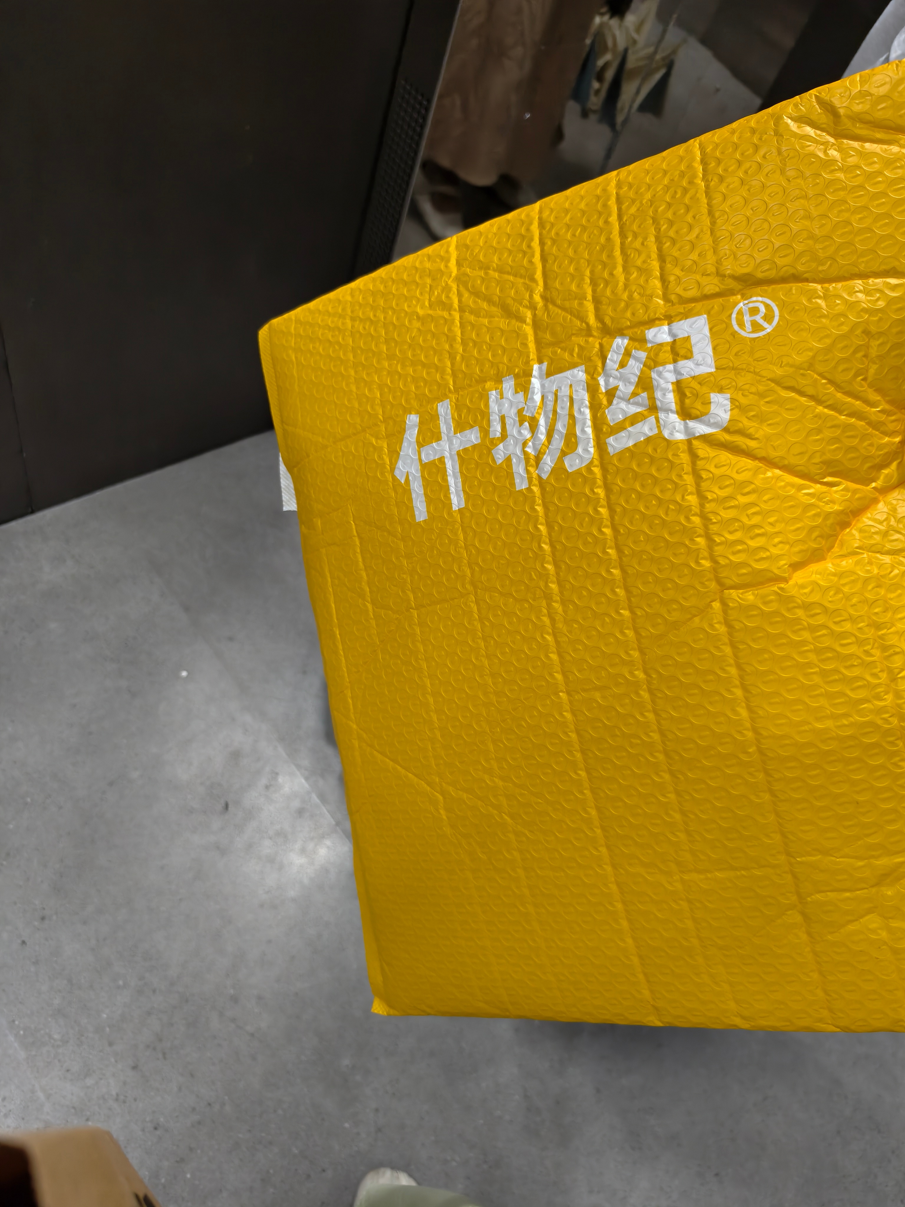一早来拿快递就付了费，真的讨厌现在的丰巢快递柜，收不了有运费的东西，也收不了取快