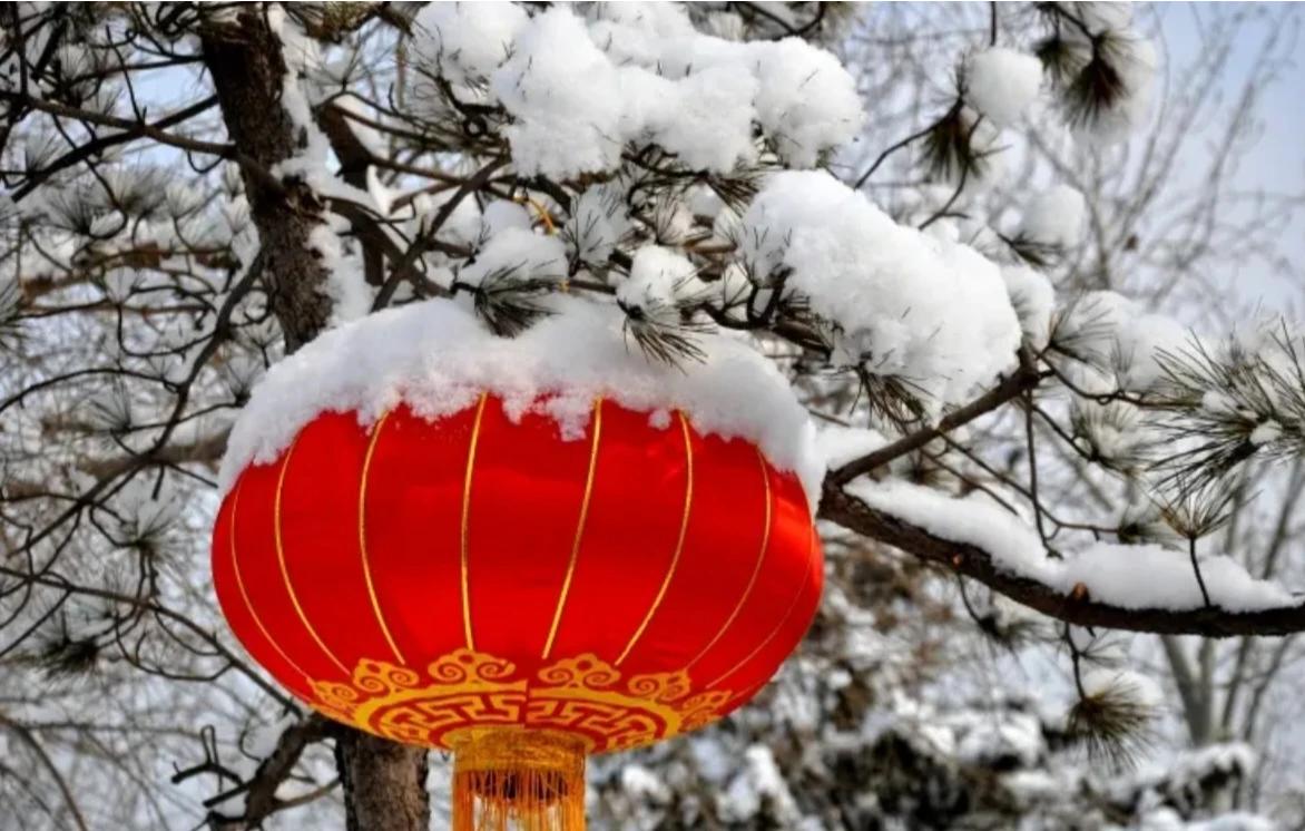 春雪戏灯年景好，
马年龘龘闹元宵。
和平盛世百姓福，
家家户户迎春早。