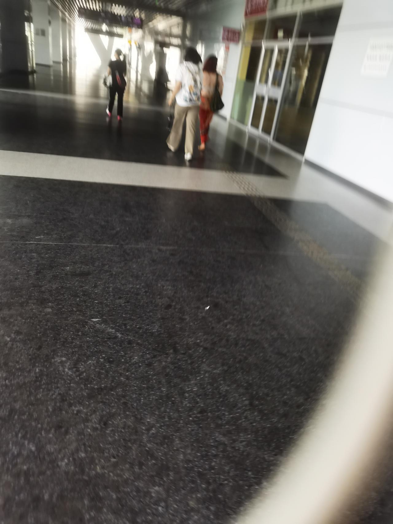 这个季节，竟然还有敢这么穿的，晚上回来不冷吗？

今天是9月20日，在地铁天通苑