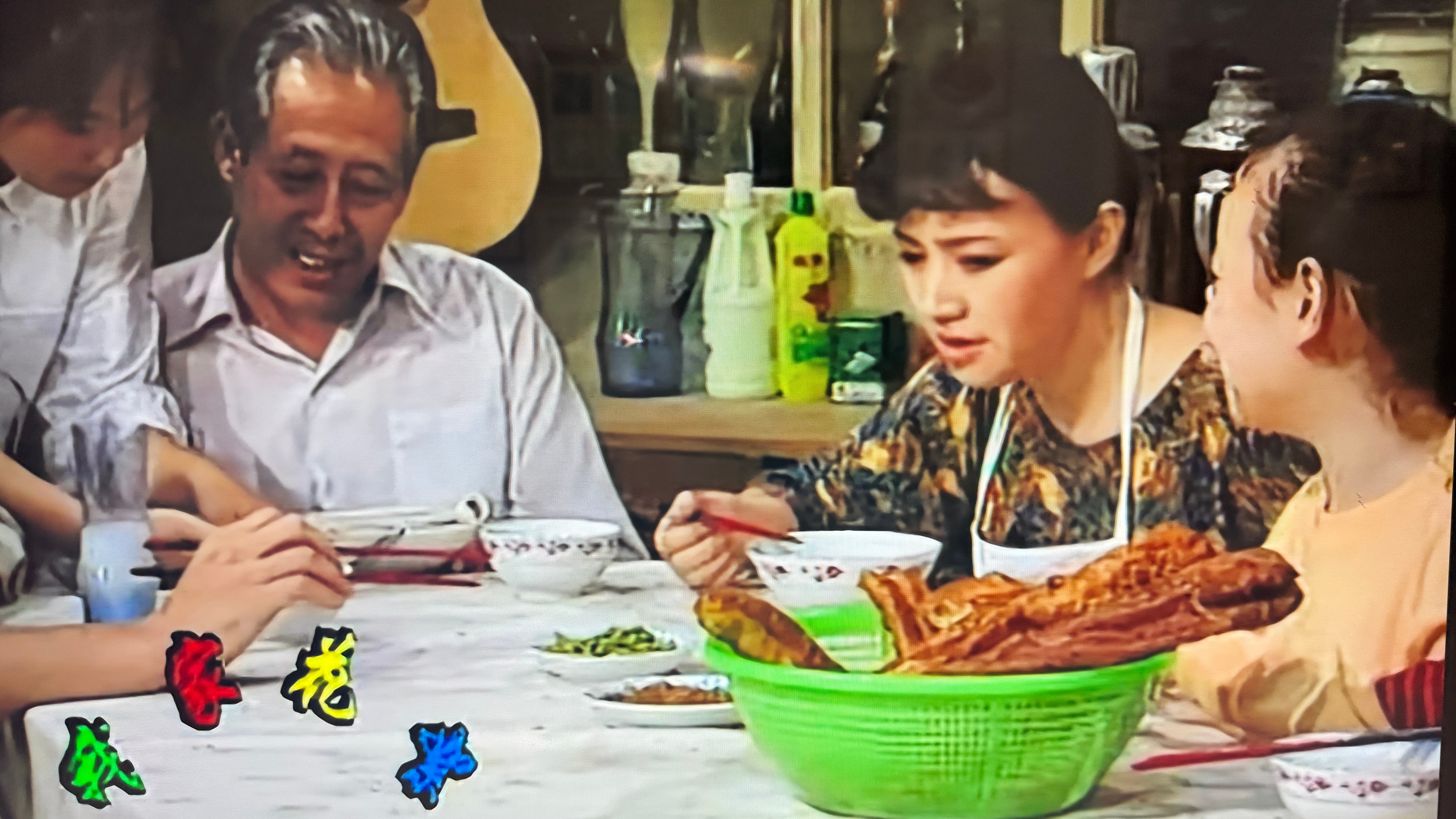 图片中绿色装油条的叫什么？肯定每个地方叫法不一样，评论区友好交流一下[点赞] ​