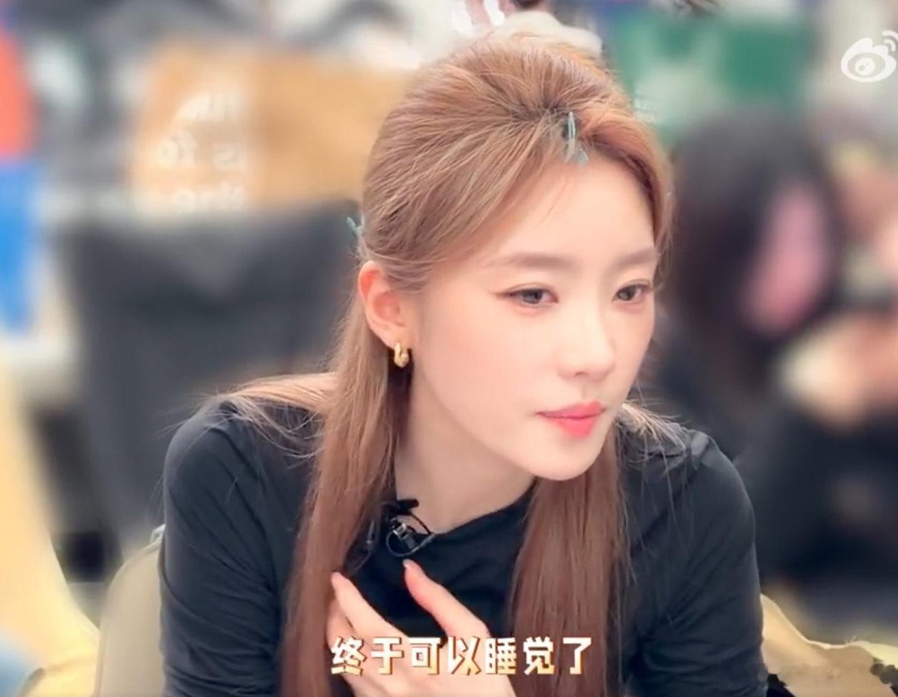 张月代斯和睡着的陈瑶合影姐姐们日常也太可爱了吧，累到吃六个馒头都没饱哈哈哈乘风2