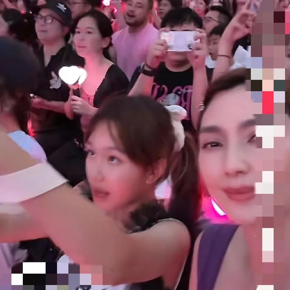 洪欣领着女儿也去看BLACKPINK的演唱会了，不出意外，几年后也是出道的命。