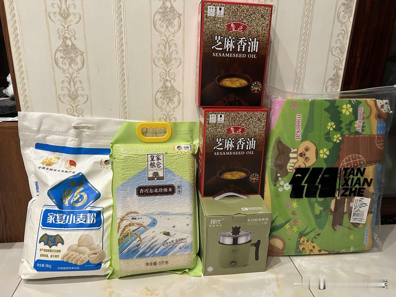 今天在中原银行领取了一袋米（10斤）、一袋面（10斤）、两提鲁花芝麻香油（4瓶x