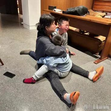 干了5年的保姆阿姨，今年要回去带自己的亲孙子了，两个儿子当场哭成了泪人，还要跟着