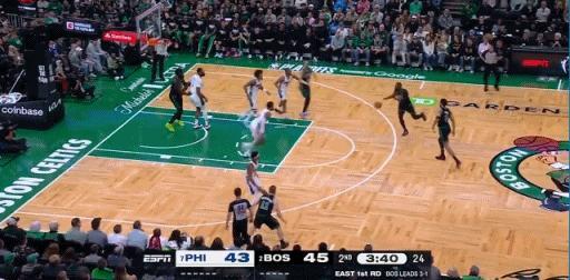 杰伦布朗这个辅助手也开始不干净了
这是要向亚历山大看齐吗？
看看下面这两个球，辅