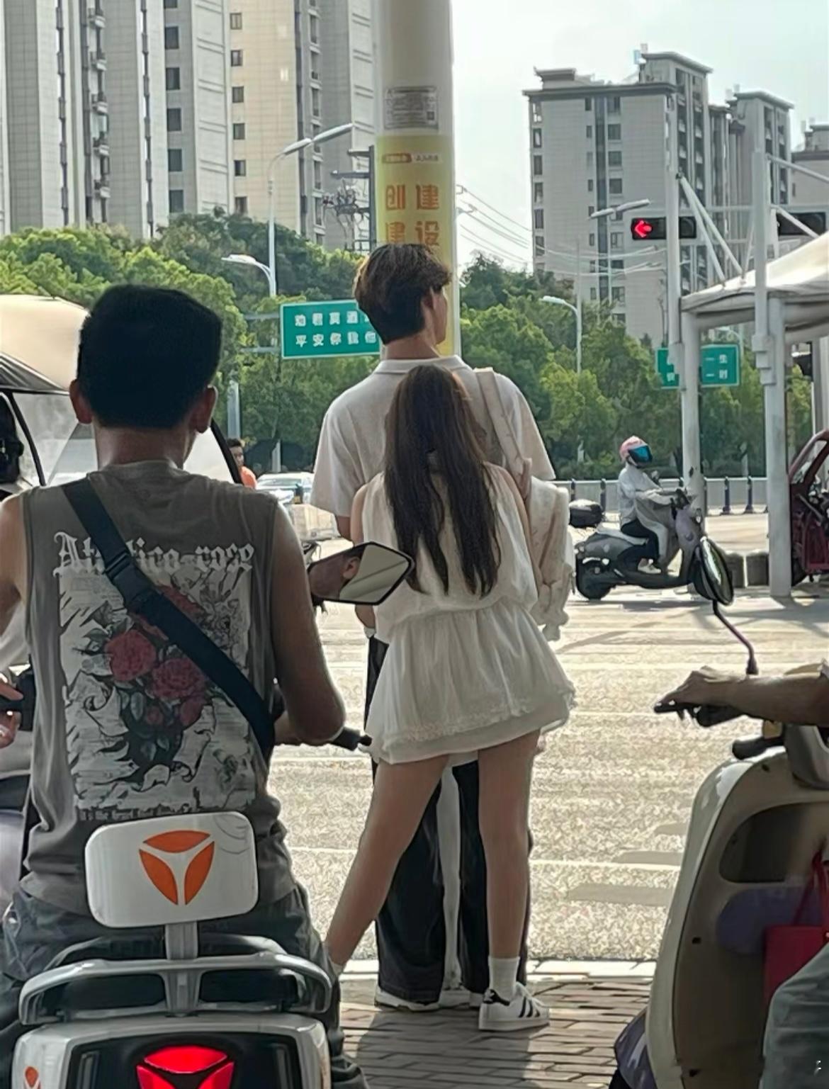 今天安徽的太阳好大，和姐姐在棚子下躲太阳。看到一对情侣，女孩怕晒躲在男朋友后面站