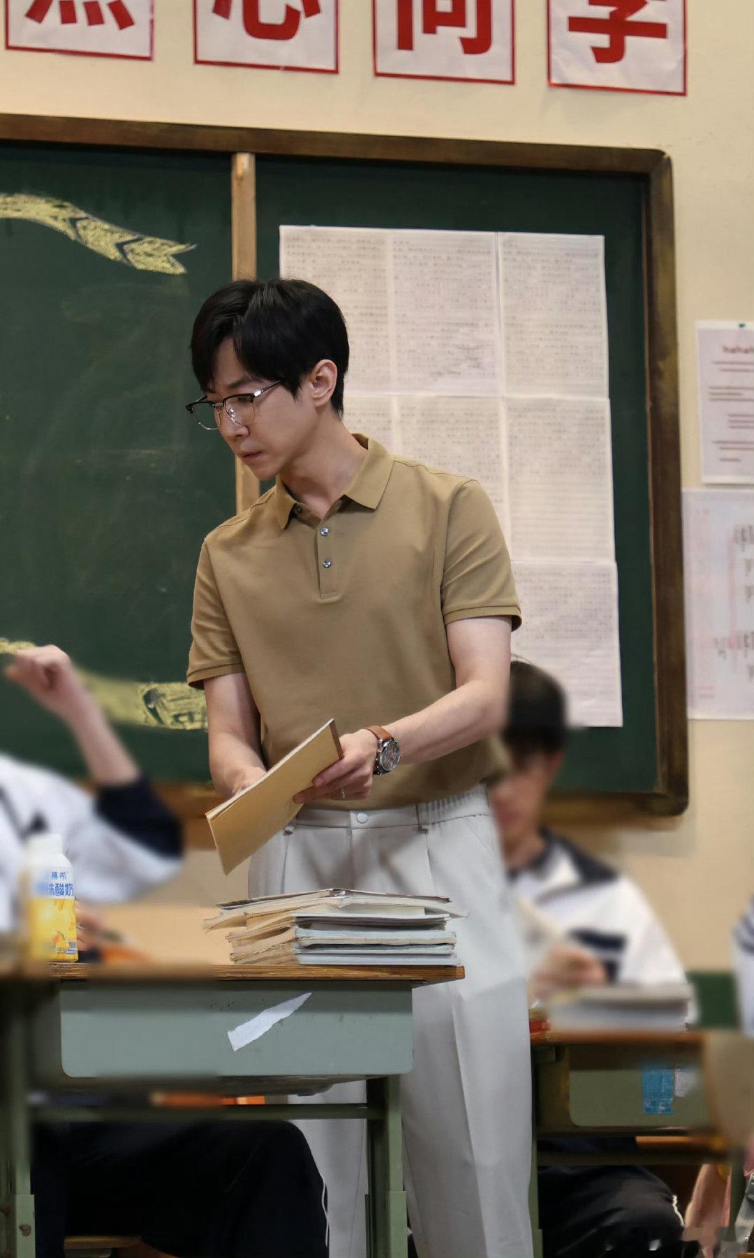 张维伊喉咙里的摩托开出来了 谁还没被《课间十分钟》里张老师的台词惊到！三角尺一拿