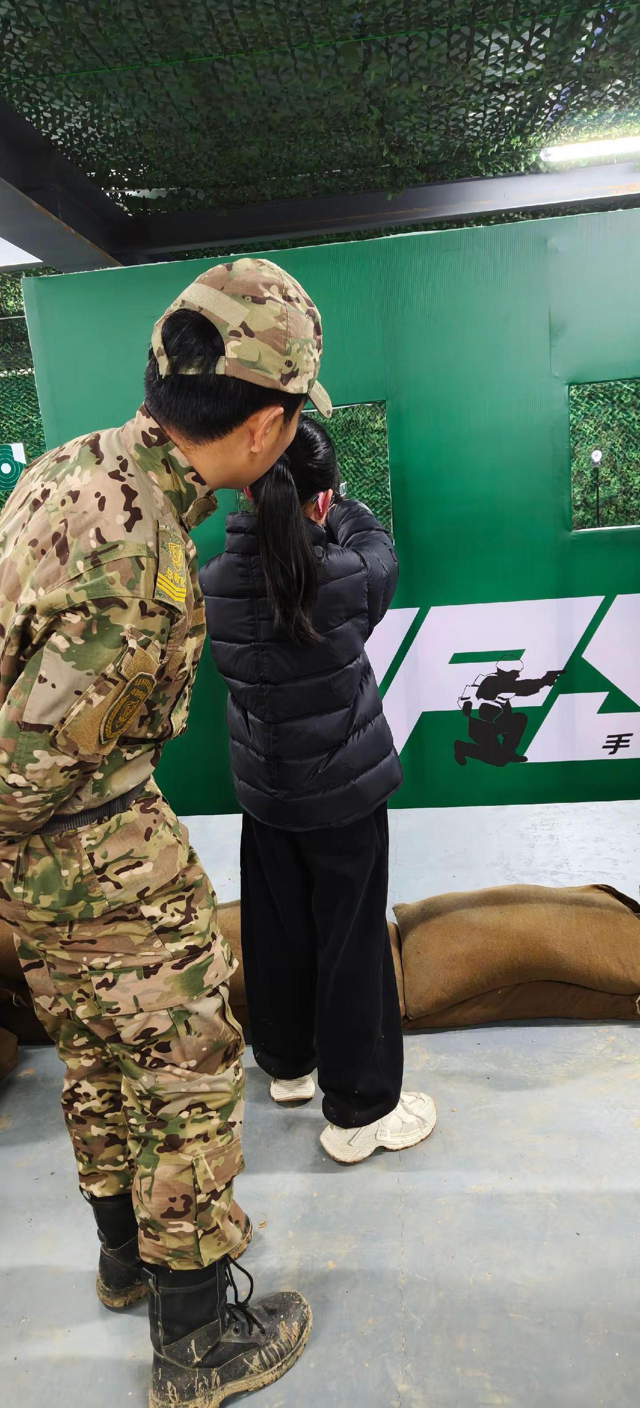 🔥射击初体验，超燃！教官耐心指导，姿势帅爆了 💥✨。下次还要来挑战！射击