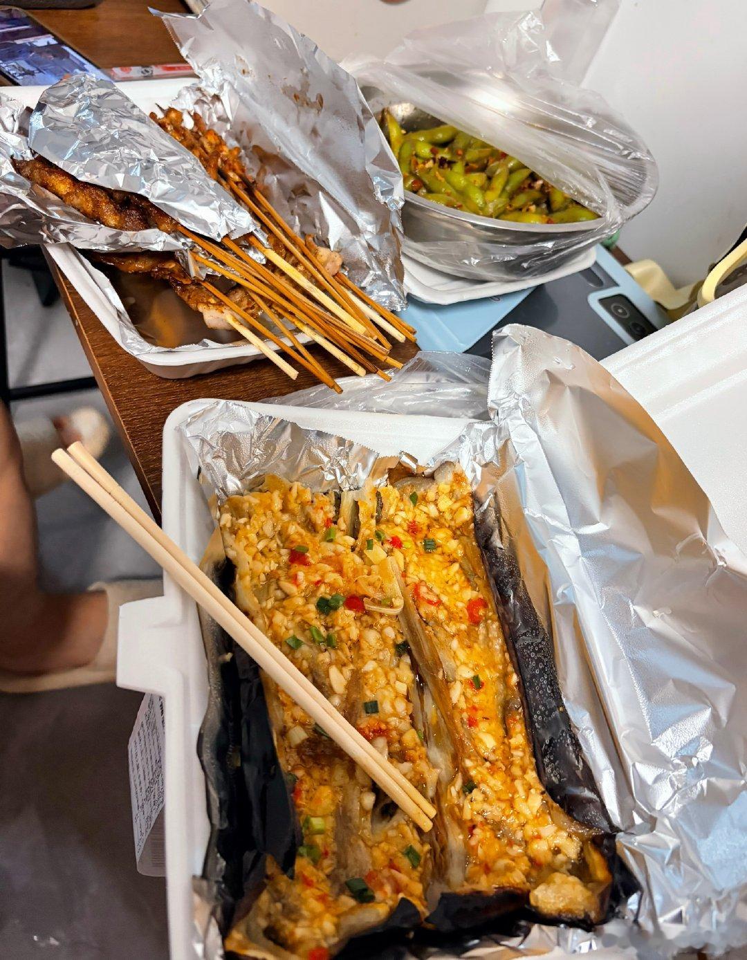 娃睡着啦，跟宝爸偷偷吃个烧烤🍖