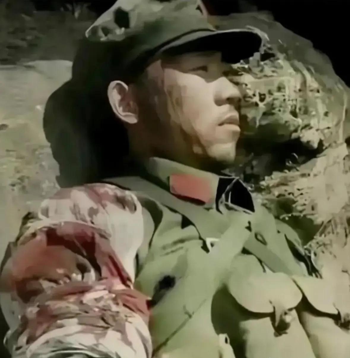 这张是蒋金柱烈士最后一张留在世上的照片，照片中的他，头部被子弹击中，手臂被打断，