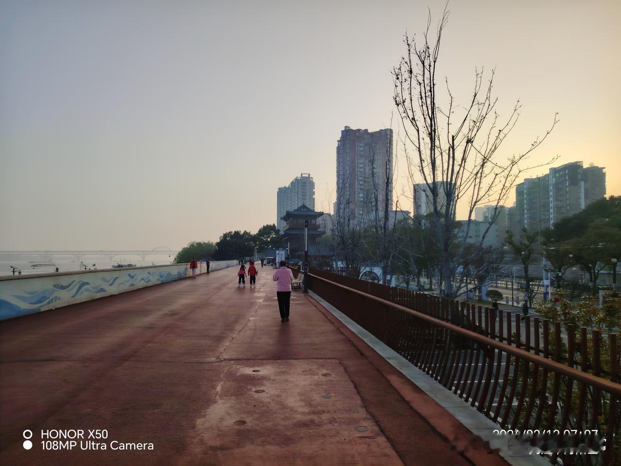 晒图笔记大赛长江岸边晨练赏日出