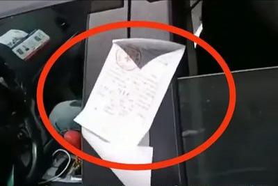 “管贴罚单不管人命！”陕西一辆出租车司机突然发病，将车打双闪停在了路边。不料警察