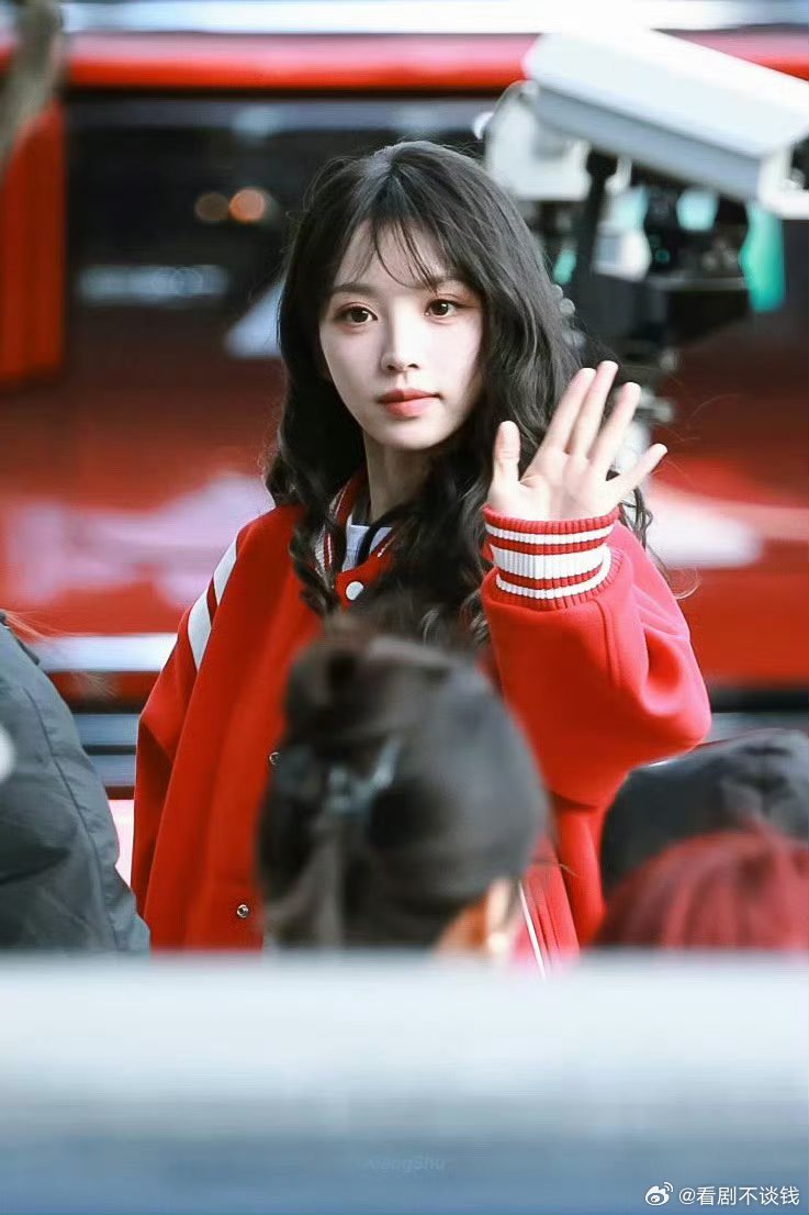 田曦薇赛车手造型服帅成啥了卷发大波浪完全就是老公姐 