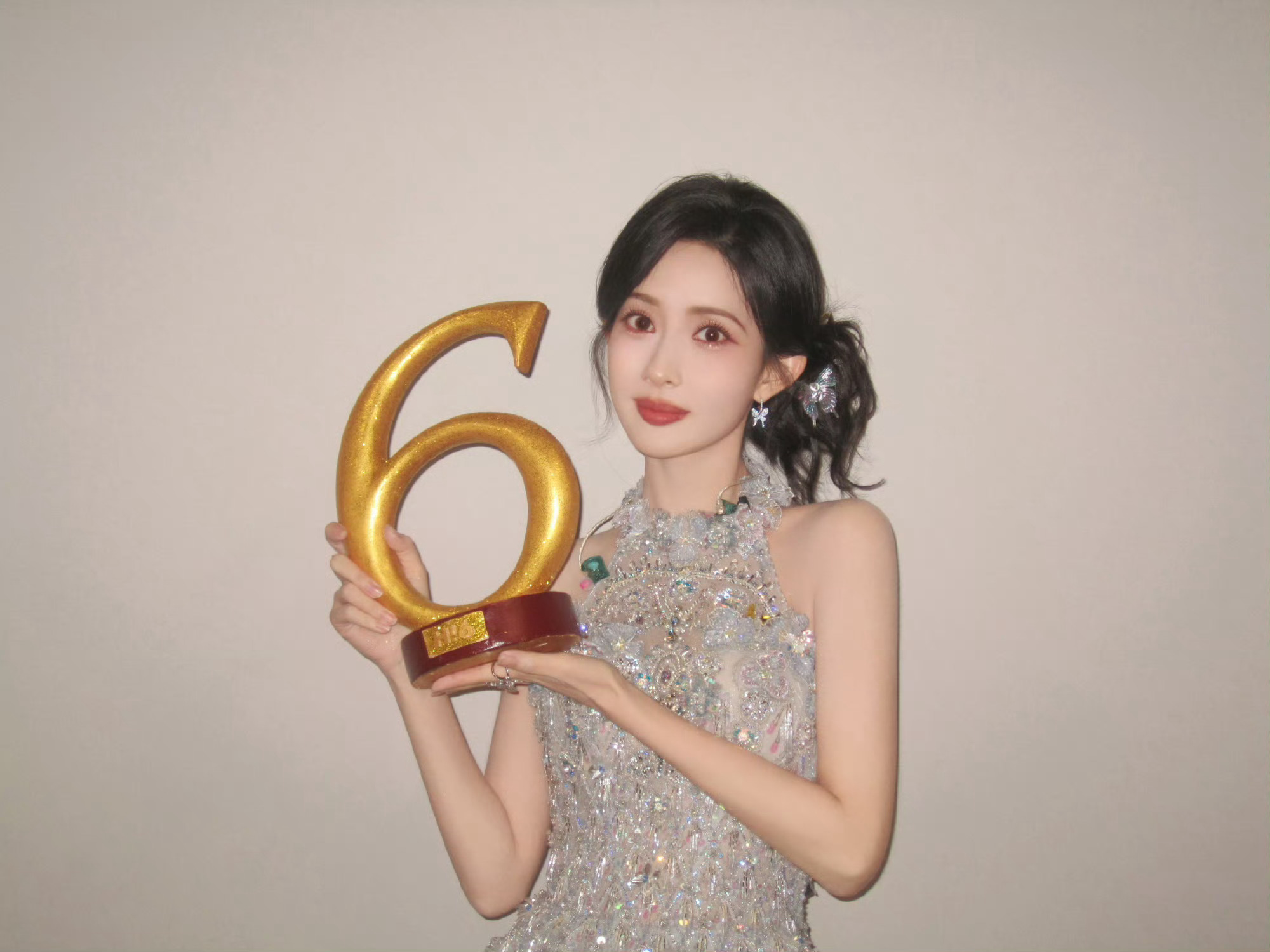 孟子义官宣加入好6团🌺孟子义常驻你好星期六  期待更多新造型！！！还有就是好6