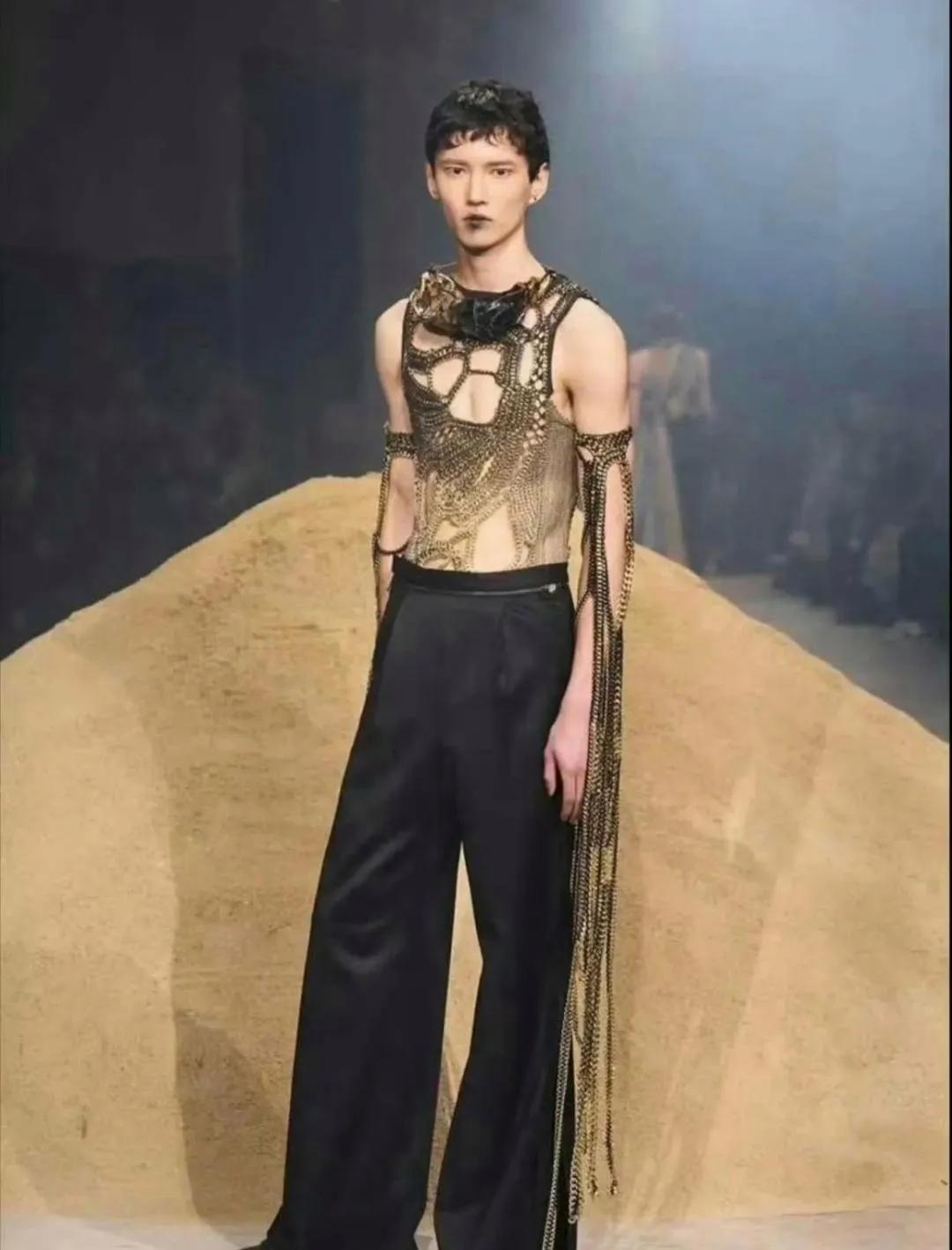 周深全新改装造型，感觉更好看了。