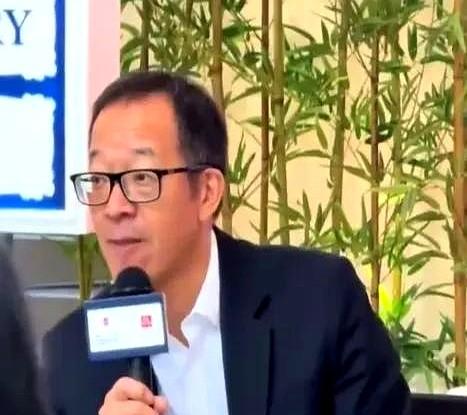 东方甄选股价从2024年10月份30元一路下跌，截至上周约12元，跌幅超过60%