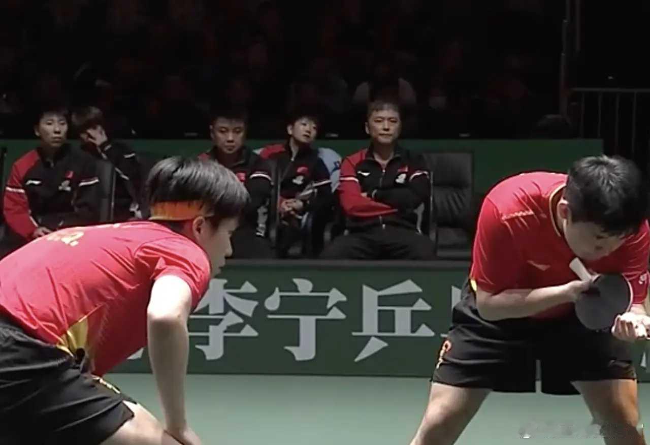 2025成都国际乒联混合团体世界杯第二阶段循环赛，中国对阵法国。第一盘：王楚钦/