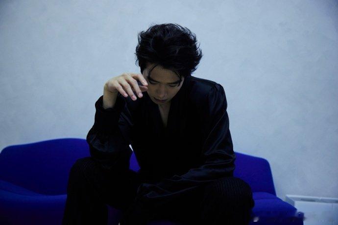 #魏大勋还是有点见外了# 魏大勋造型又欲又矜贵，不过别人是深V，你是浅V，还是有