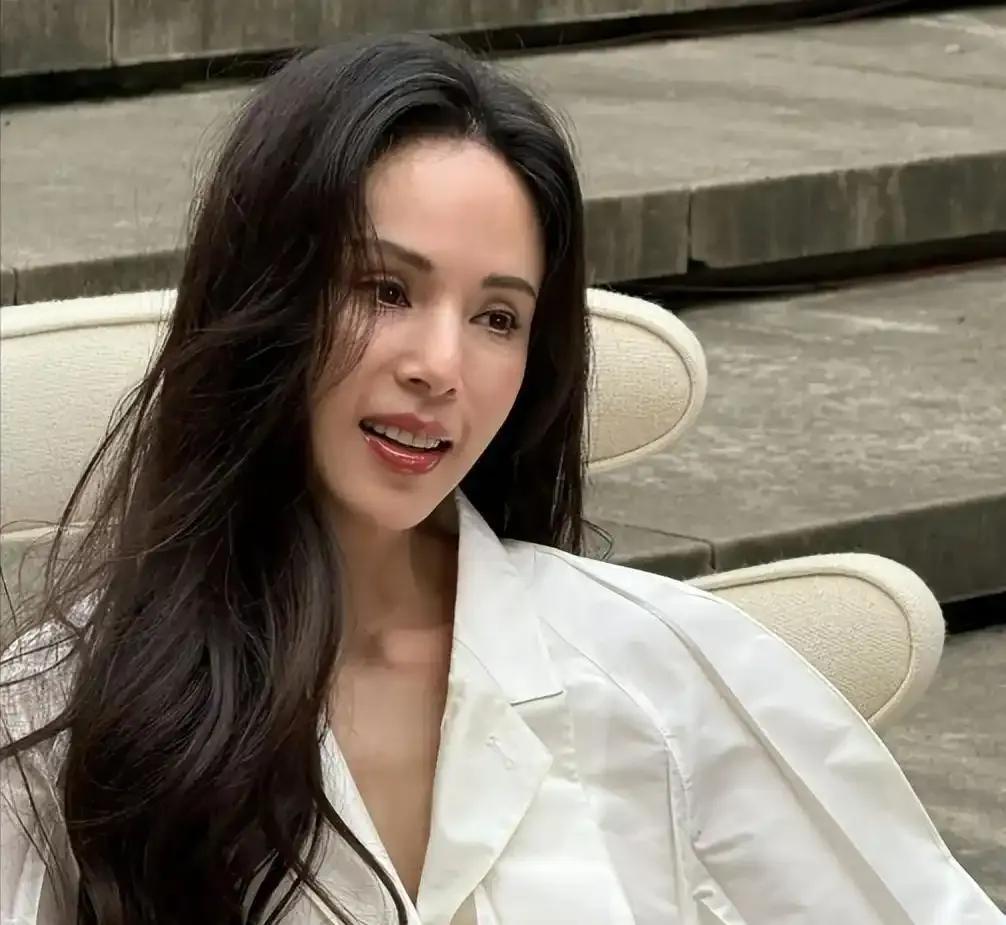 关于李若彤的过往感情，外界始终有不少争议，总有人拿她曾和年长富商相恋十年、最终分