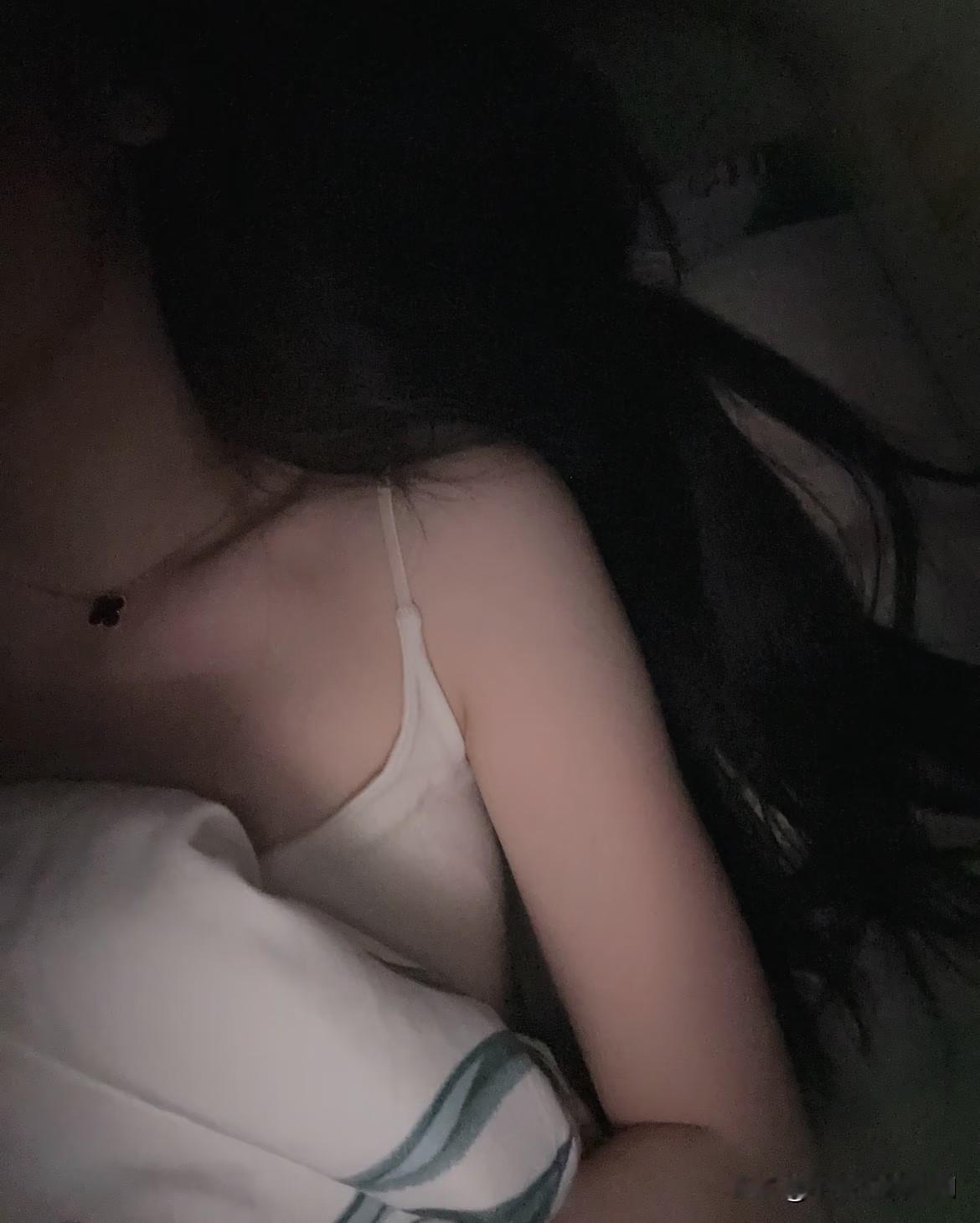 习惯对别人说“早点睡，别熬夜！”🌙却忽略了…自己才是熬夜冠军。
所以今晚必须早