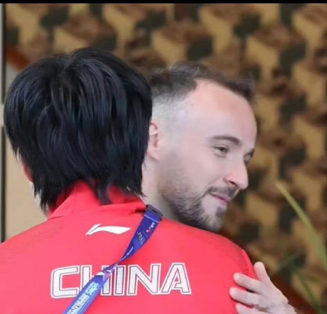 赛场是对手，场下是朋友！王楚钦伦敦世乒赛期间偶遇西蒙·高茨，一个拥抱尽显体育圈的