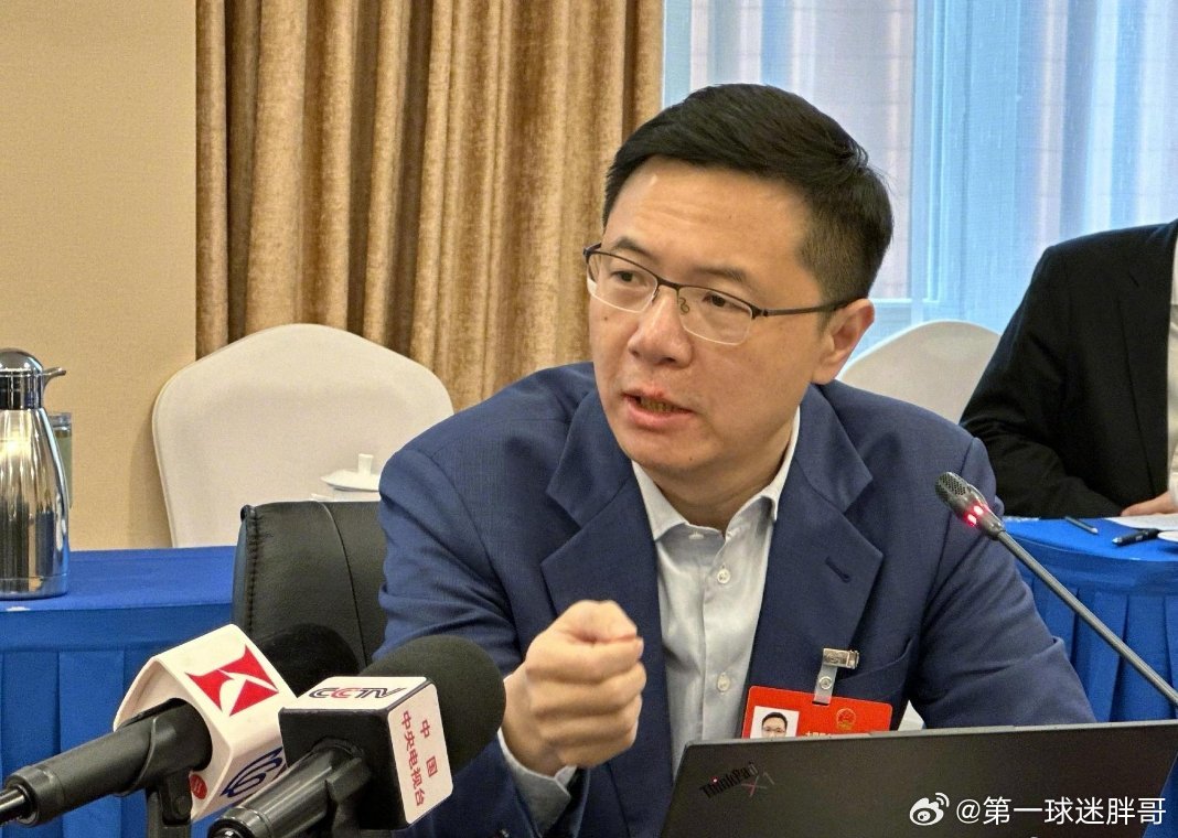 两会观察团长假期通过调休拼凑休息本质被弱化的讨论，核心争议在于调休虽能凑出长假，