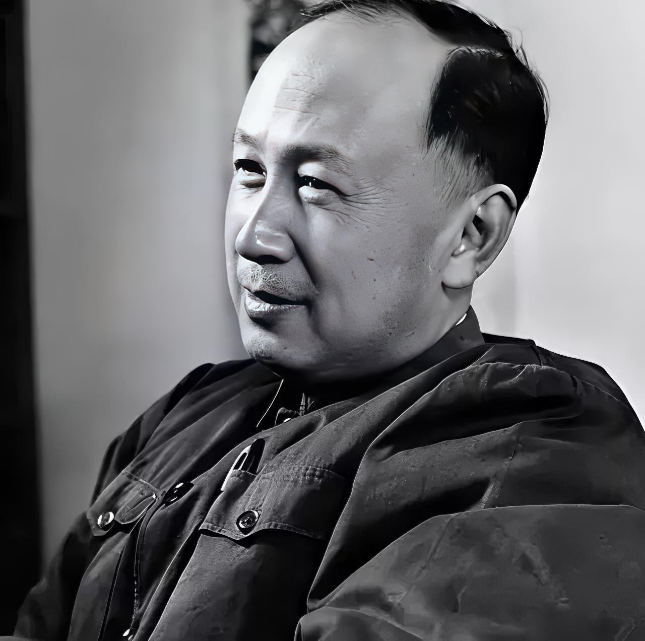 1964年冬夜，钱学森筷子尖悬在鸡肉上方半寸，突然厉喝：“别动！有苦杏仁味！”警