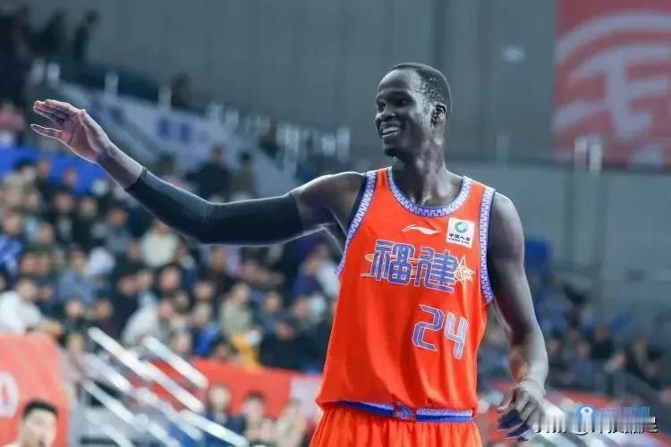 广东队今晚在客场以120：116艰难地战胜福建队，取得第三阶段的三连胜。有三个深