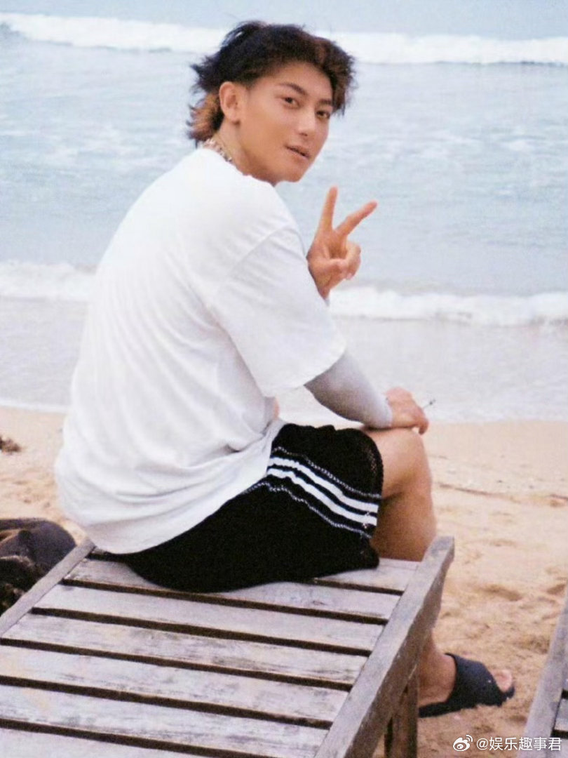 黄子韬自曝不拍戏原因黄子韬回应不拍戏原因：1.帮一帮身边的人，帮一帮能帮的人；2