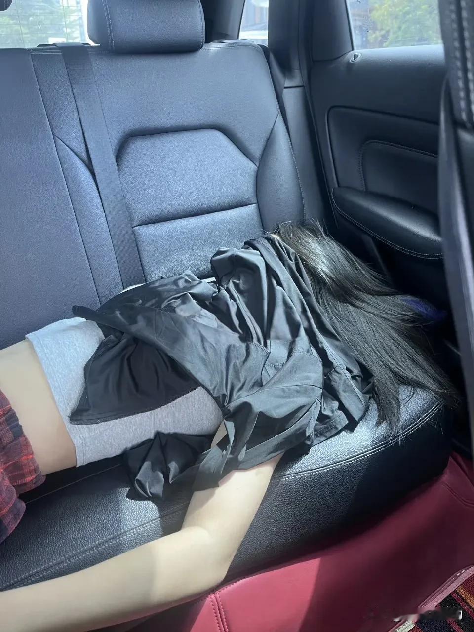 我该不该叫醒她
这样的奇葩乘客
网约车司机的无奈
只能停在路边等她醒来