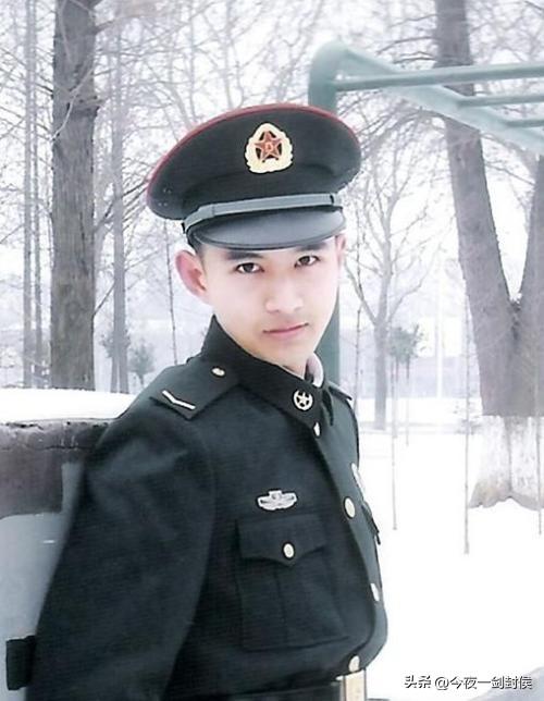 从鹤壁高铁站叫滴滴回老家。
司机曾经服役十六年，退的时候有两种选择，一种是拿到4