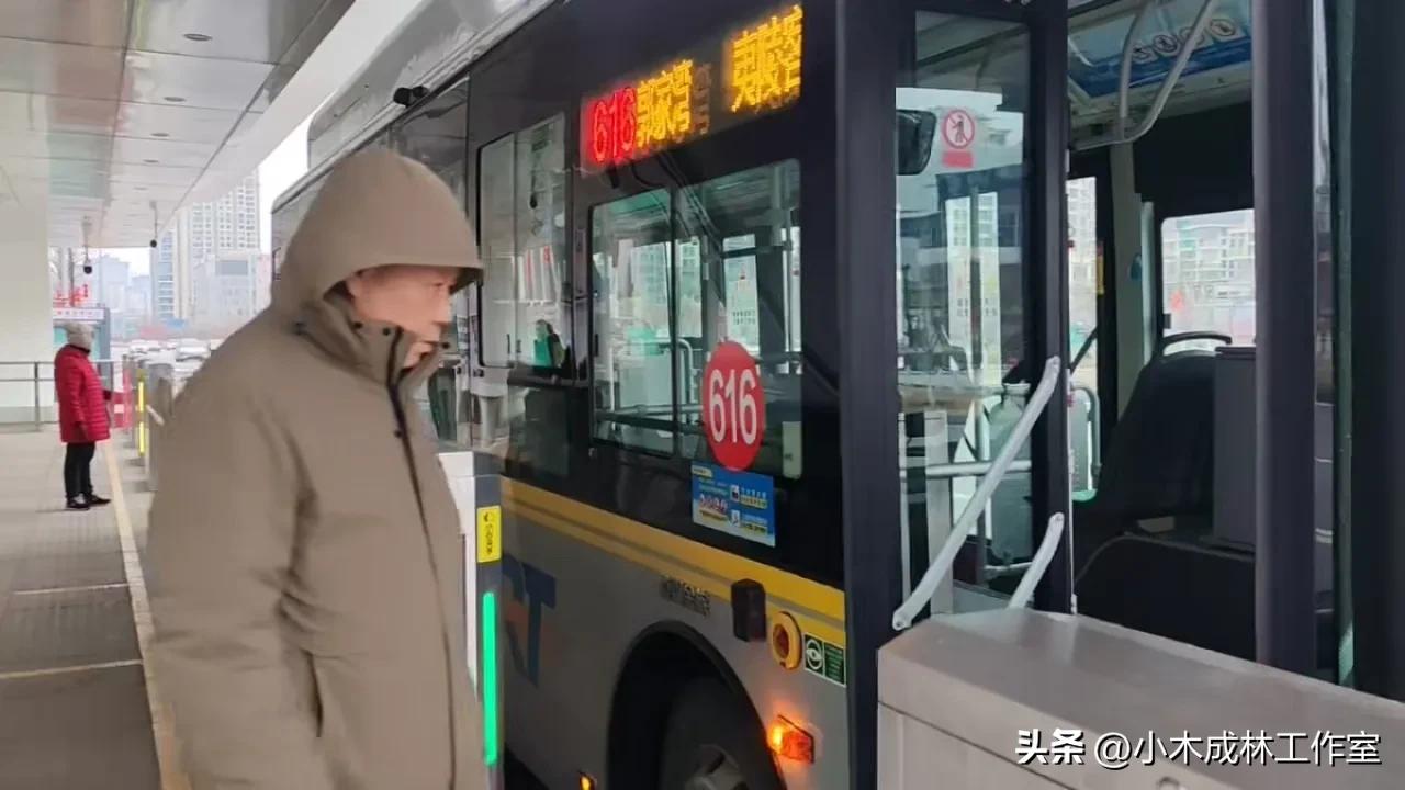 尽管宜昌市BRT公交车站的建设在社会上曾引发争议，但在主城区多年成熟运营的基础上