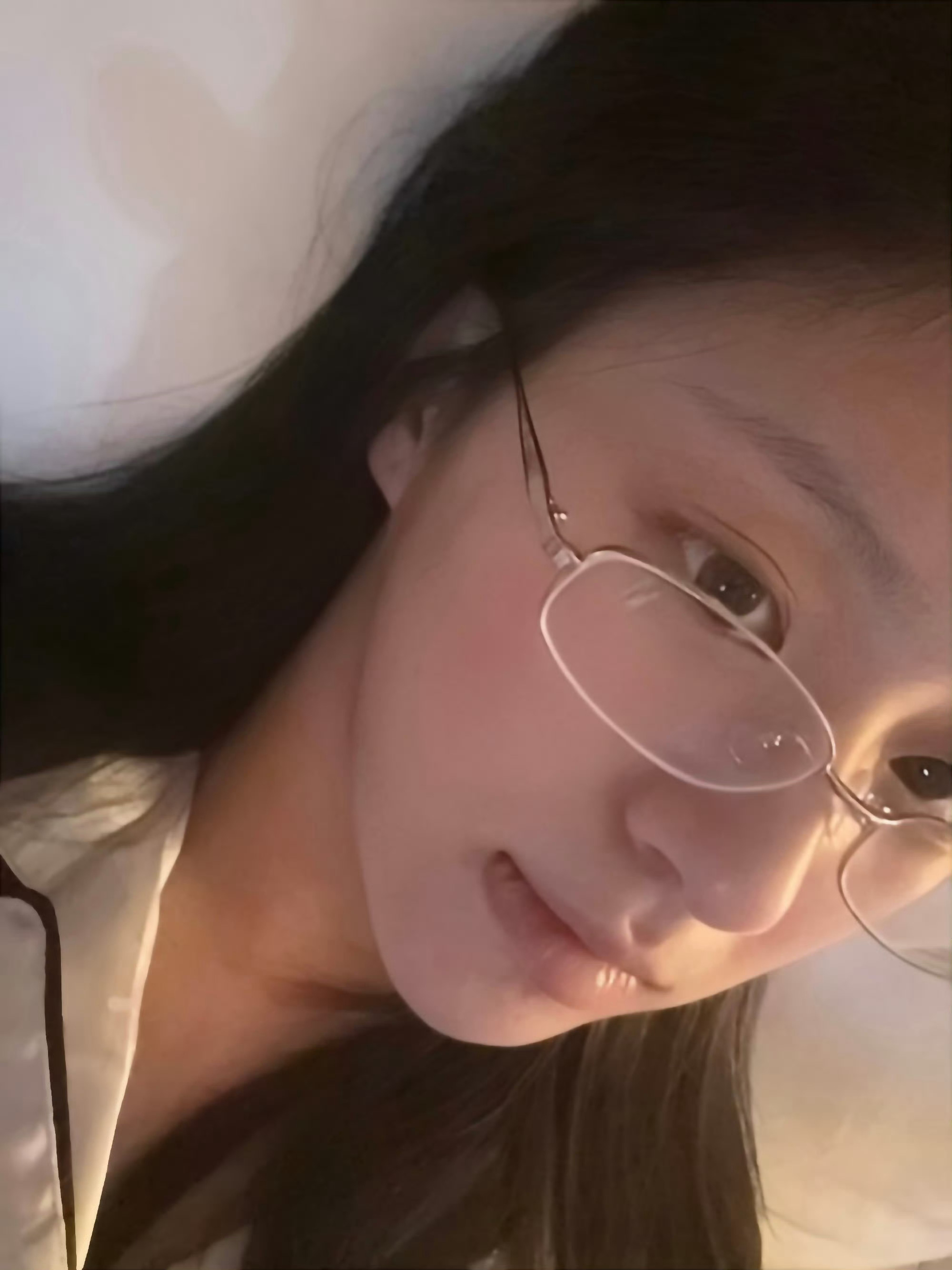 一则来自露佳的无框眼镜散发知性美时刻 