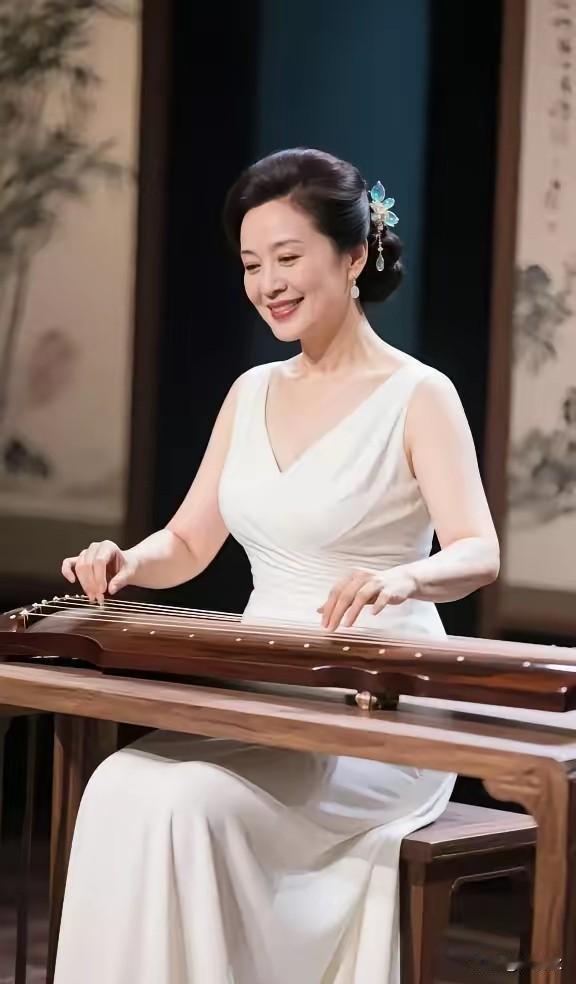 上联：弹尽心中离别曲
下联：弱水三千情不尽