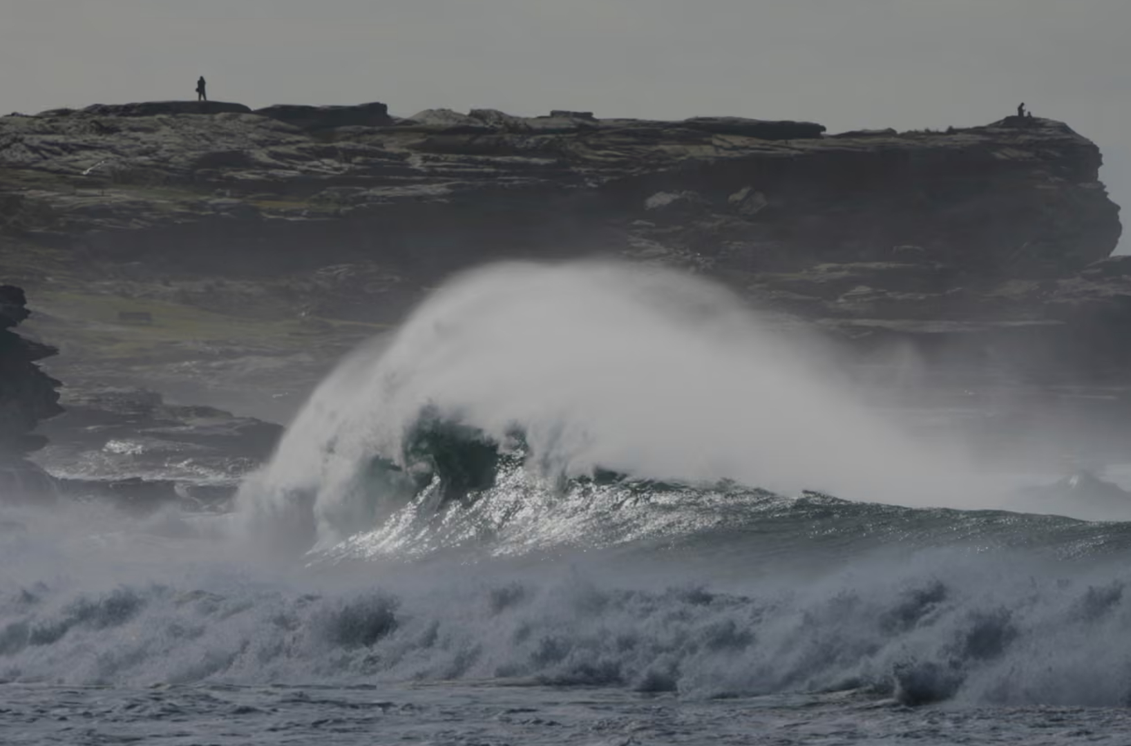 #新年首日澳25岁女子被大浪卷走身亡#【新年第一天，澳25岁女子被大浪卷走身亡！